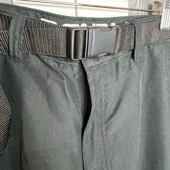 D16.23. Denali Men's Microfiber Pocket Cargo Shorts Black Size 36 - Picture 2 of 8